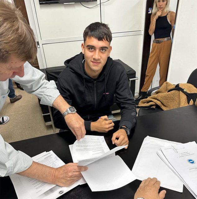 Facundo Buonanotte durante la firma de documentación que lo vinculará al Brighton de Inglaterra.