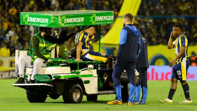 Agustín Sández es retirado en el carrito sanitario