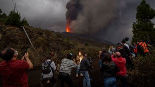 Aumentan las explosiones del volcán Cumbre Vieja y ordenan más evacuaciones
