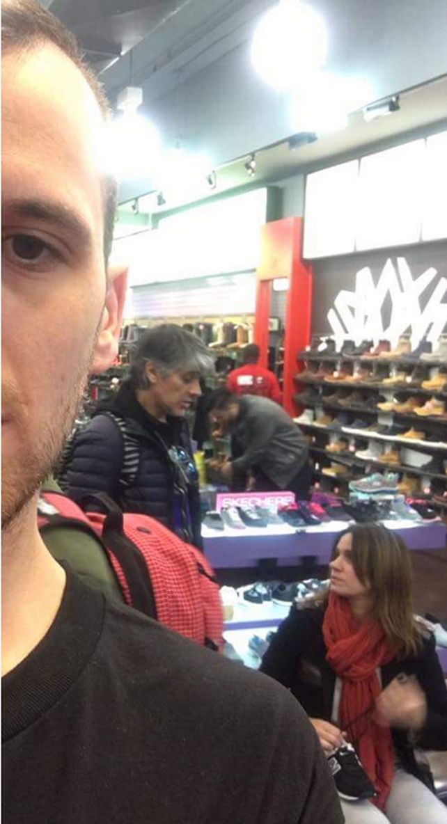 La pareja fue fotografiada en un negocio de artículos deportivos en la Quinta Avenida.
