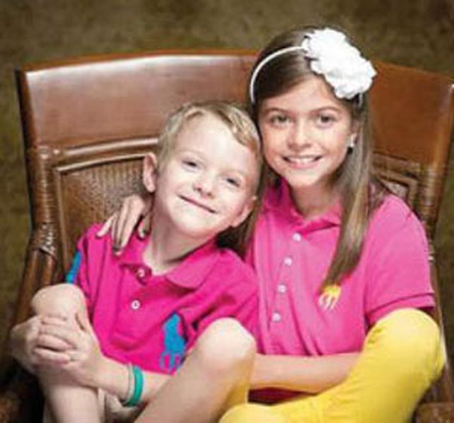 Gavin y Makenzie. El niño padece una enfermedad mitocondrial