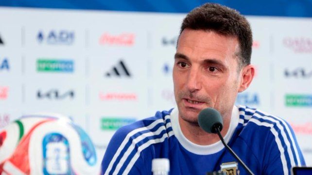 Scaloni no confirmó el equipo pero anunció que Dibu Martínez estará disponible