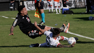 Pablo Altamirano mete con todo y esa acción le costó la tarjeta amarilla en el partido entre Newells y Riestra, que fue el de su debut en primera.&nbsp;
