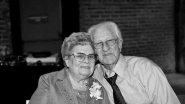 Estuvieron casados por 64 años y partieron juntos, uno al lado del otro y tomados de la mano