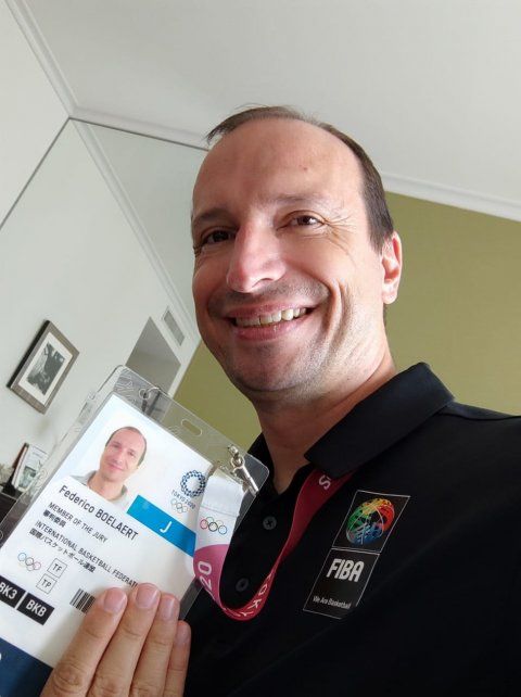 El docente Federico Boelaert y su credencial de Tokio 2020.