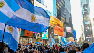 La hinchada argentina revive la ceremonia de Qatar.