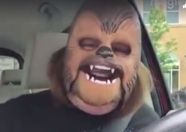 Video de risa que contagia rompe records y hace que se agote máscara de Chewbacca