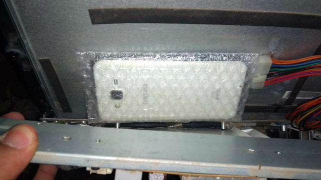 Un celular estaba escondido detr&aacute;s del televisor.