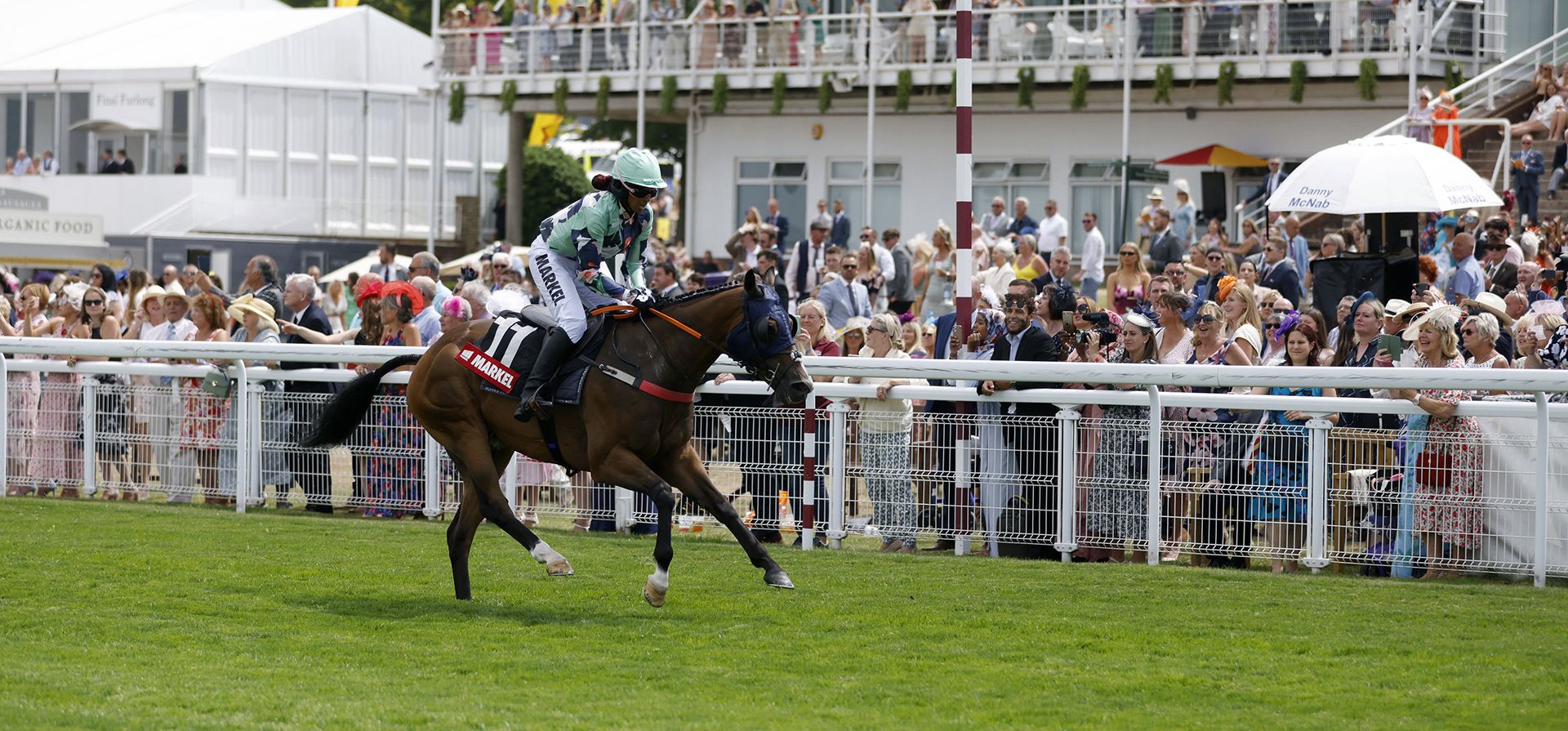 Dark Shot montado por la jockey Ashleigh Wicheard en camino a ganar la Copa Market Magnolia, el tercer día del Qatar Goodwood Festival 2022 en el hipódromo de Goodwood, en Chichester, Inglaterra, el jueves 28 de julio de 2022.