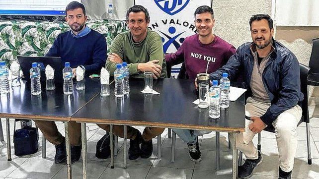 Leandro Birollo junto a otros dirigentes encabezaron el sorteo del fixture del Clausura. Leandro Birollo junto a otros dirigentes encabezaron el sorteo del fixture del Clausura.