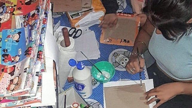 Susy dedica sus días a hacer carpetas con cartón para regalar