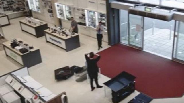 Fue a comprar un televisor y tuvo tanta mala suerte que lo rompió antes de salir del local