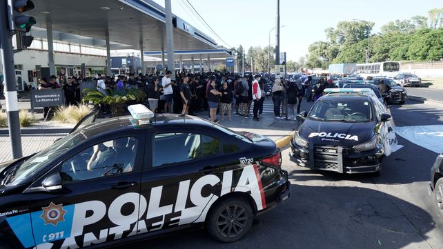 La protesta de un grupo de policías por salarios y condiciones laborales se prolonga en el tiempo y todavía no encuentra una instancia de resolución.&nbsp;