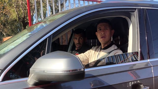 Carlos Tevez al llegar a la entidad para firmar su contrato.