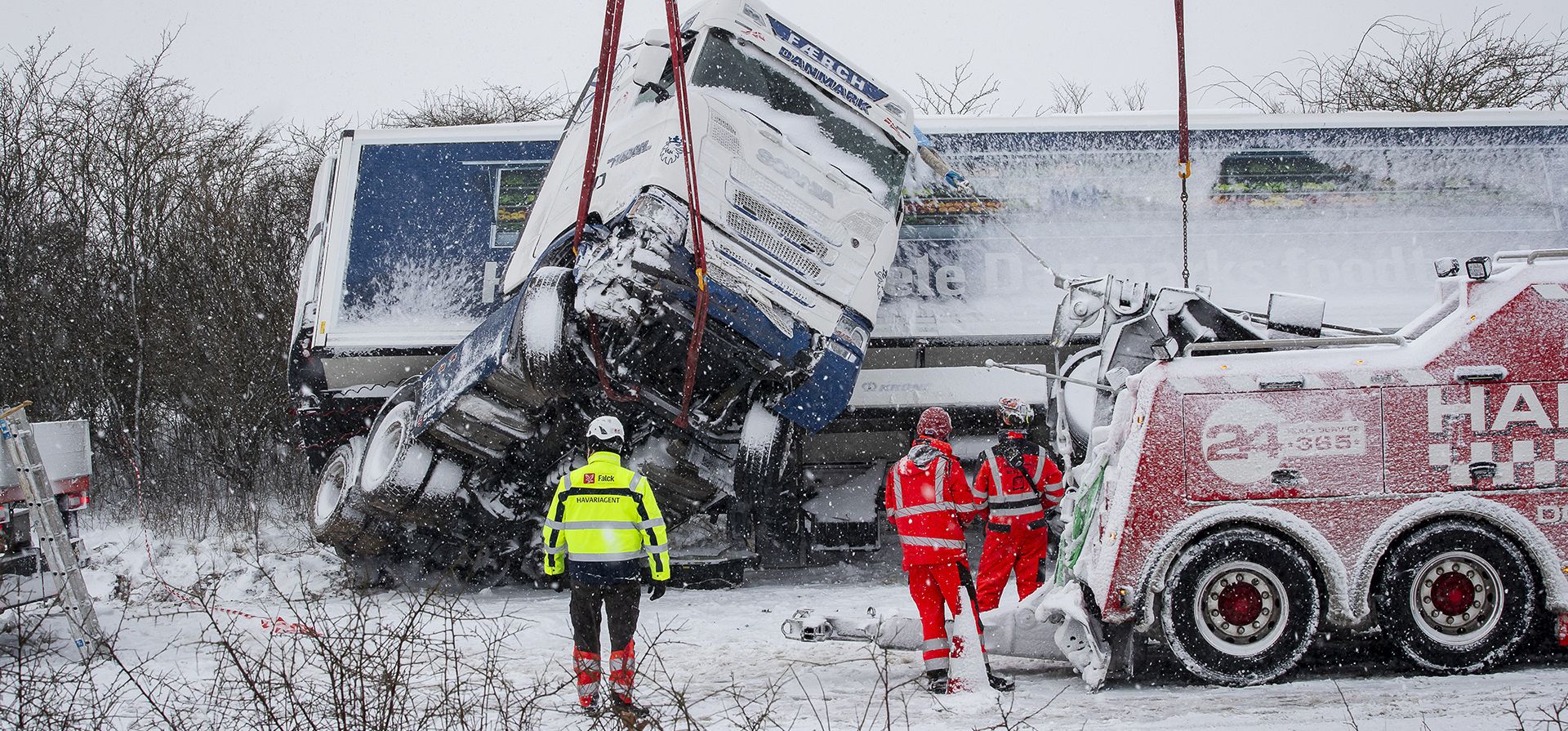 Rescatistas intentan recuperar un camión que se salió de la carretera durante una fuerte nevada en Viborg, Jutlandia central, Dinamarca, el miércoles 3 de enero de 2024. (Johnny Pedersen/Ritzau Scanpix vía AP) Rescatistas intentan recuperar un camión que se salió de la carretera durante una fuerte nevada en Viborg, Jutlandia central, Dinamarca, el miércoles 3 de enero de 2024. (Johnny Pedersen/Ritzau Scanpix vía AP)