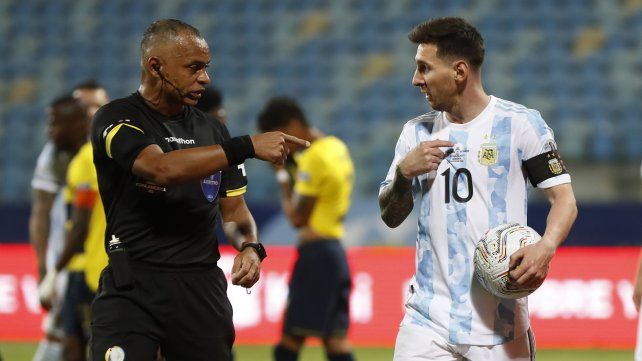 El árbitro Milton Sampaio, de Brasil, y Lionel Messi discuten durante un partido de fútbol de cuartos de final de la Copa América en el estadio Olimpico de Goiania, Brasil, el sábado 3 de julio de 2021 (AP Photo / Andre Penner
