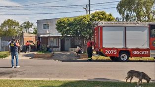 Crimen en San Lorenzo. Bomberos y efectivos policiales en el lugar donde mataron a puñaladas a Armando Carrara.