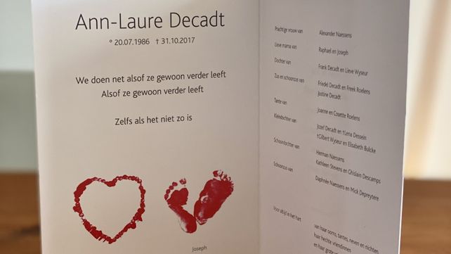 Tarjeta de despedida de Ann-Laure Decadt. Fue hecha por los familiares de la joven belga Ann-Laure Decadt para despedirla y fue entregada durante su funeral en Staden, Bélgica. Durante el juicio, sus hermanas se la regalaron a varias de las viudas rosarinas.
