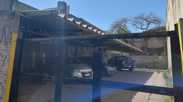 La cochera que se encuentra en inmediaciones del local de Pago Fácil donde algunos vecinos dijeron que notaron movimientos raros.