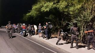 Corría una picada ilegal en Catamarca y un agente de tránsito lo volteó con un palo