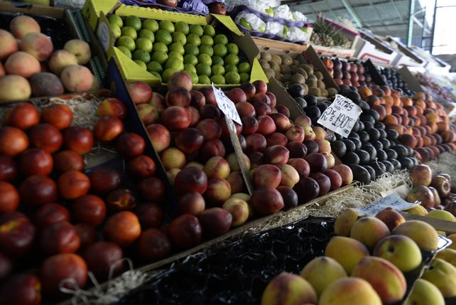 El precio de las frutas está en franco ascenso y en Rosario los bolsillos son cada vez más flacos.
