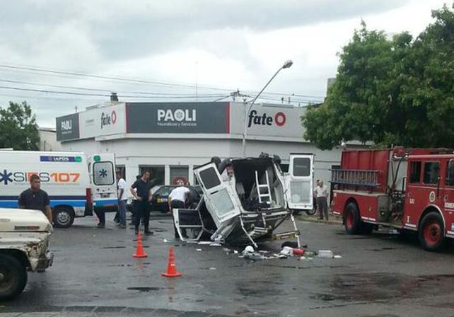 Choque y vuelco en pleno Bulevar Pellegrini