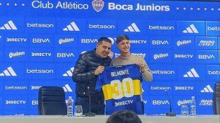 Tomás Belmonte recibe de parte de Juan Román Riquelme la indumentaria que lucira en Boca Juniors.