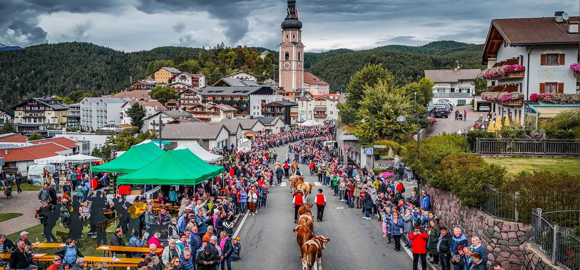Los pastores conducen su ganado hasta el destino final de la trashumancia otoñal, donde los animales de pastoreo en el Tirol del Sur regresan a las ciudades y pueblos después de haber pasado sus veranos en los prados alpinos de las montañas,. Castelrotto, Italia. Fotografía: Simone Padovani/Getty Los pastores conducen su ganado hasta el destino final de la trashumancia otoñal, donde los animales de pastoreo en el Tirol del Sur regresan a las ciudades y pueblos después de haber pasado sus veranos en los prados alpinos de las montañas,. Castelrotto, Italia. Fotografía: Simone Padovani/Getty