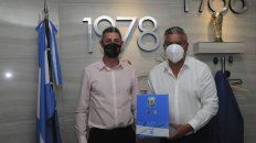 Tapia muestra el “fotolibro” que le regaló D’Amico en nombre de Newell’s. Tapia muestra el “fotolibro” que le regaló D’Amico en nombre de Newell’s.