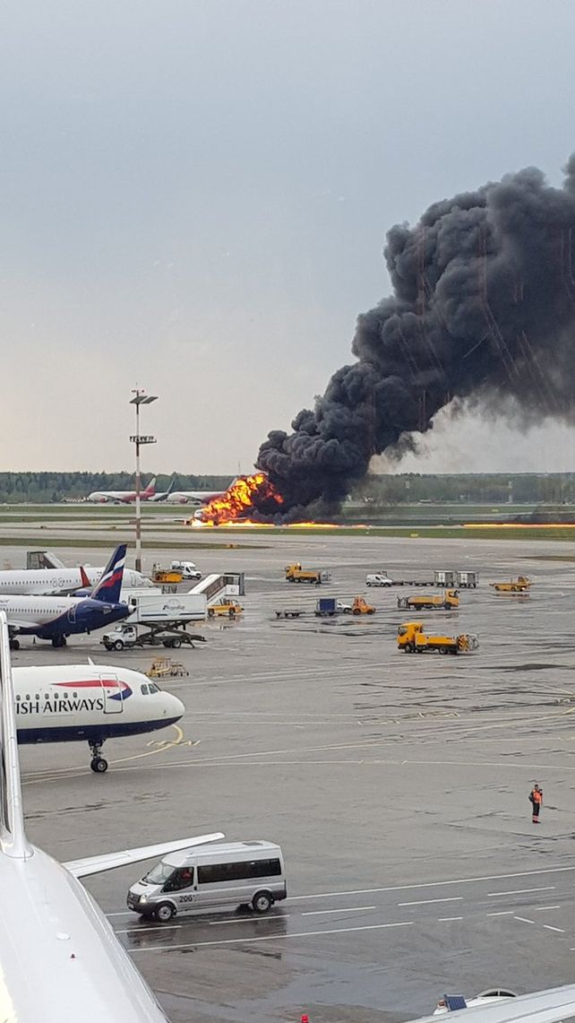 Al menos 41 muertos tras el aterrizaje de un avión en llamas