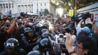 El periodismo es un servicio a la sociedad y una institución de la democracia. Defender el periodismo es defender la democracia, analiza Fopea.&nbsp;