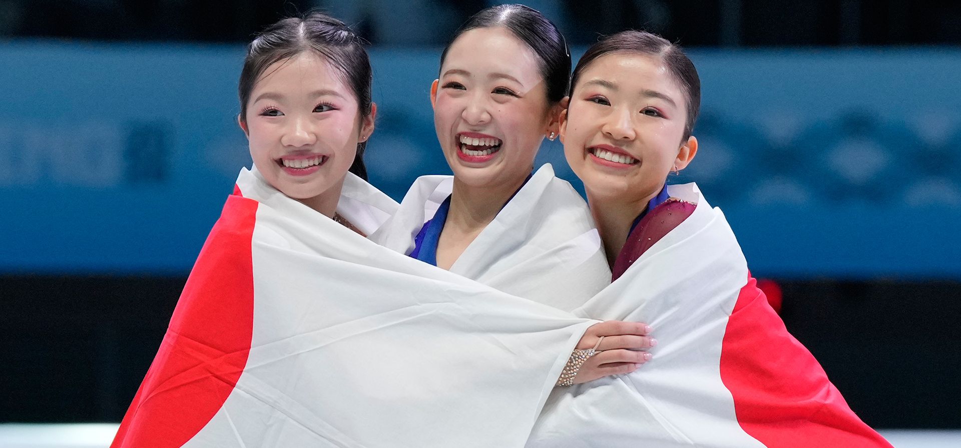 De izquierda a derecha: la medallista de plata Ami Nakai de Japón, la medallista de oro Yuna Aoki de Japón y la medallista de bronce Mone Chiba de Japón celebran con banderas nacionales de Japón después del patinaje libre femenino del Campeonato de Patinaje Artístico de los Cuatro Continentes de la ISU en Beijing, China, el viernes 23 de enero de 2026. (Foto AP/Vincent Thian) De izquierda a derecha: la medallista de plata Ami Nakai de Japón, la medallista de oro Yuna Aoki de Japón y la medallista de bronce Mone Chiba de Japón celebran con banderas nacionales de Japón después del patinaje libre femenino del Campeonato de Patinaje Artístico de los Cuatro Continentes de la ISU en Beijing, China, el viernes 23 de enero de 2026. (Foto AP/Vincent Thian)