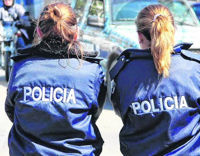 Custodia. Las policías marplatenses ejercen una discreta vigilancia y adoptan el rol de fuerza persuasiva.