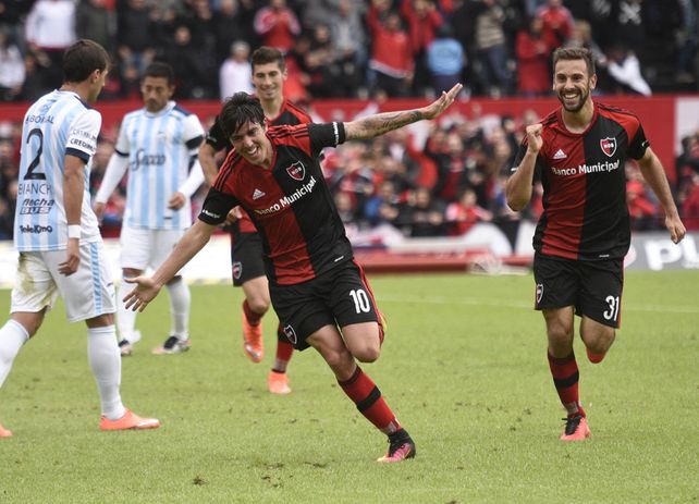 Festejo. Mauro Formica celebra su gol ante los tucumanos. El Gato ya había anotado frente a Tigre.