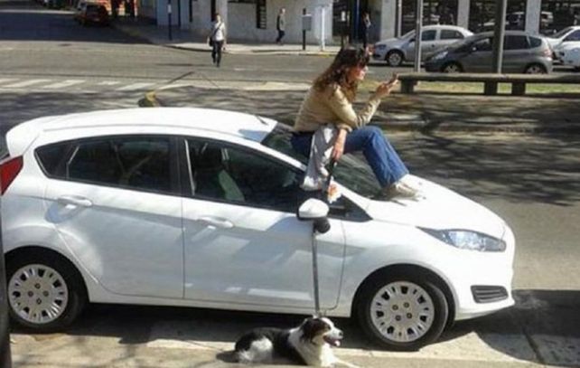 Vio que un auto estaba mal estacionado y esperó a su dueño para retarlo
