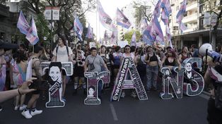 Una parte del todo. Las letras forman la palabra Trans, un sector del amplio colectivo LGTB+ en la Marcha.