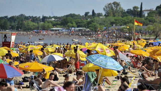 Los rosarinos buscaron la costa del rio para mitigar el calor