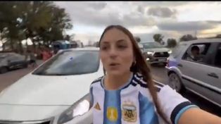 La joven se filmó saqueando botellas de aceite de oliva.