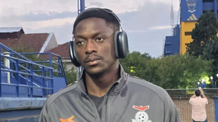 Kingstone Mutandwa, de Zambia, calentó la previa del amistoso con la selección argentina.