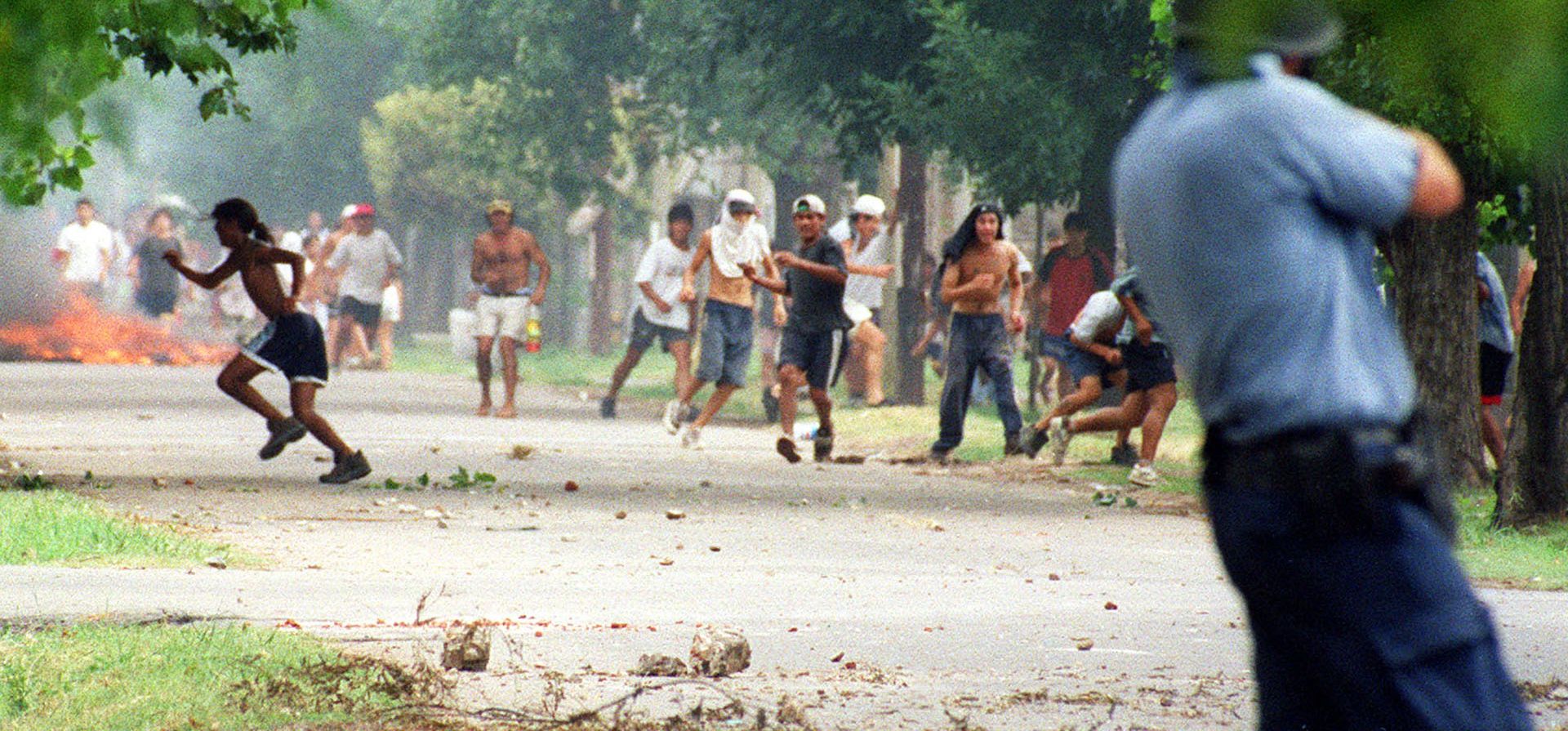 19/12/2001. Lavalle entre 27 de Febrero y Gálvez , la policía reprime intentando dispersar a los manifestante que intentan saquear un supermercado de la zona.