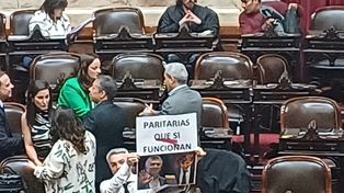 El diputado rosarino del Partido Socialista mostró un cartel en referencia al pacto entre Mauricio Macri y Santiago Caputo, el asesor de Javier Milei.
