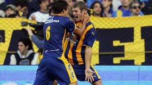 El Pocho De León grita el gol en La Bombonera, en el último triunfo canalla en cancha de Boca.