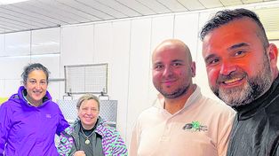 En la fábrica de Toro Pujio, el equipo que dio origen al queso campeón.