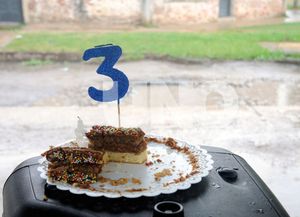 Con torta, festejaron los tres años del bache en Bº Santa Rosa