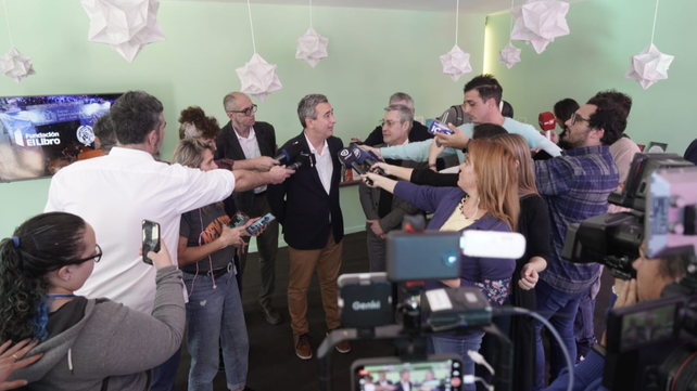 El intendente Pablo Javkin habla con los periodistas durante la presentación de la Feria Internacional del Libro en el Centro Cultural Roberto Fontanarrosa.&nbsp;
