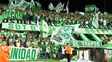 hinchas de nacional arrojaron esta madrugada bombas frente al hotel donde concentra central