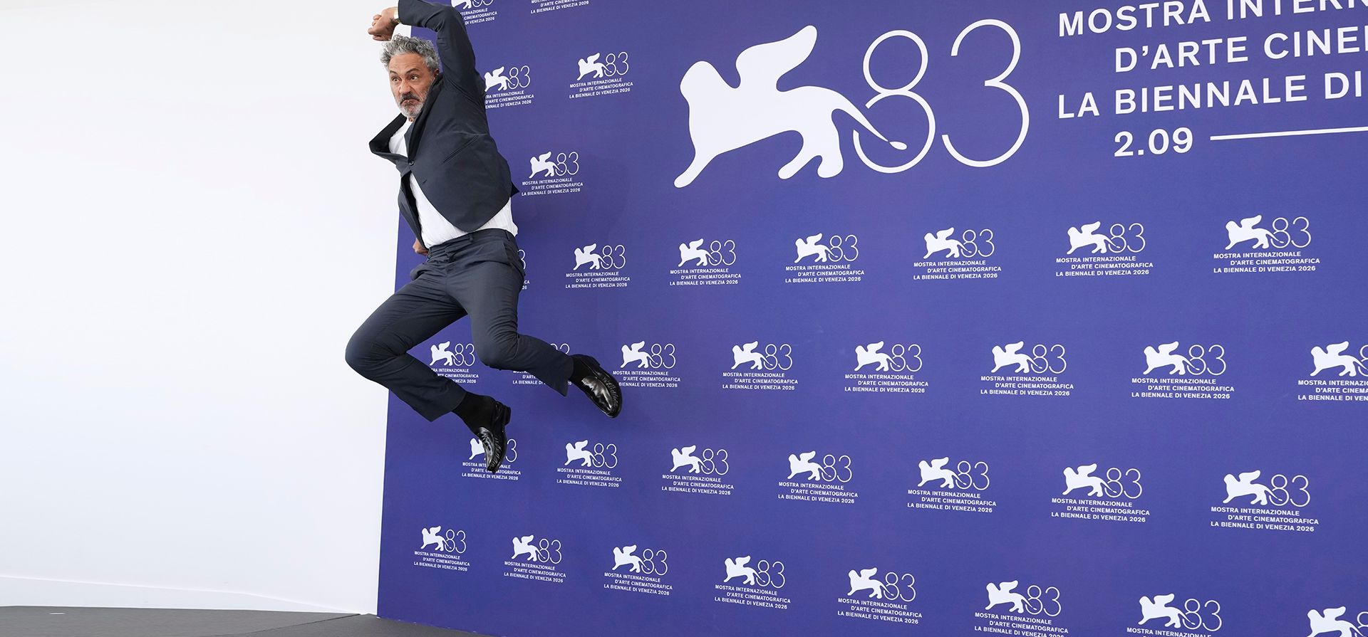 Taika Waititi posa para los fotógrafos durante la sesión de fotos de la película 'Place To Be', en el marco de la 83.ª edición del Festival de Cine de Venecia, en Venecia (Italia), el miércoles 9 de septiembre de 2026. (Foto de Scott A Garfitt/Invision/AP) Taika Waititi posa para los fotógrafos durante la sesión de fotos de la película 'Place To Be', en el marco de la 83.ª edición del Festival de Cine de Venecia, en Venecia (Italia), el miércoles 9 de septiembre de 2026. (Foto de Scott A Garfitt/Invision/AP)