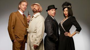 Arana junto a sus compañeros de elenco. Freddy Villarreal, Maxi de la Cruz y Guillermina Valdés, interpretan decenas de personajes a lo largo de la obra.