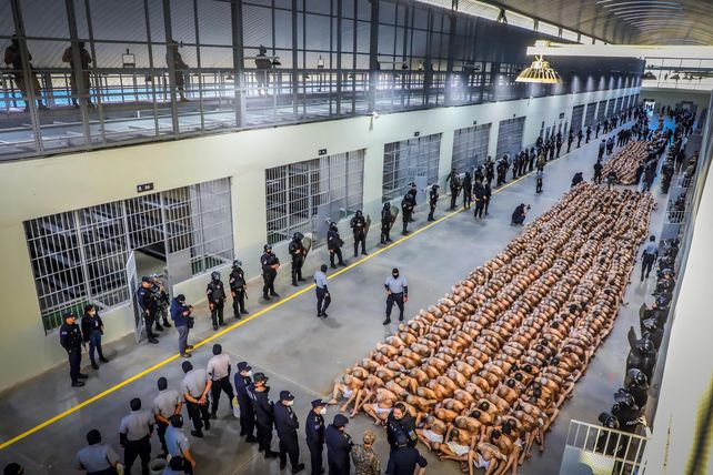 Centenares de maras sentados en el suelo del pabellón de la cárcel de Tecoluca