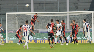 Gustavo Velázquez fue titular ante Talleres por la suspensión de Lema y también luego ante Argentinos. Cumplió.